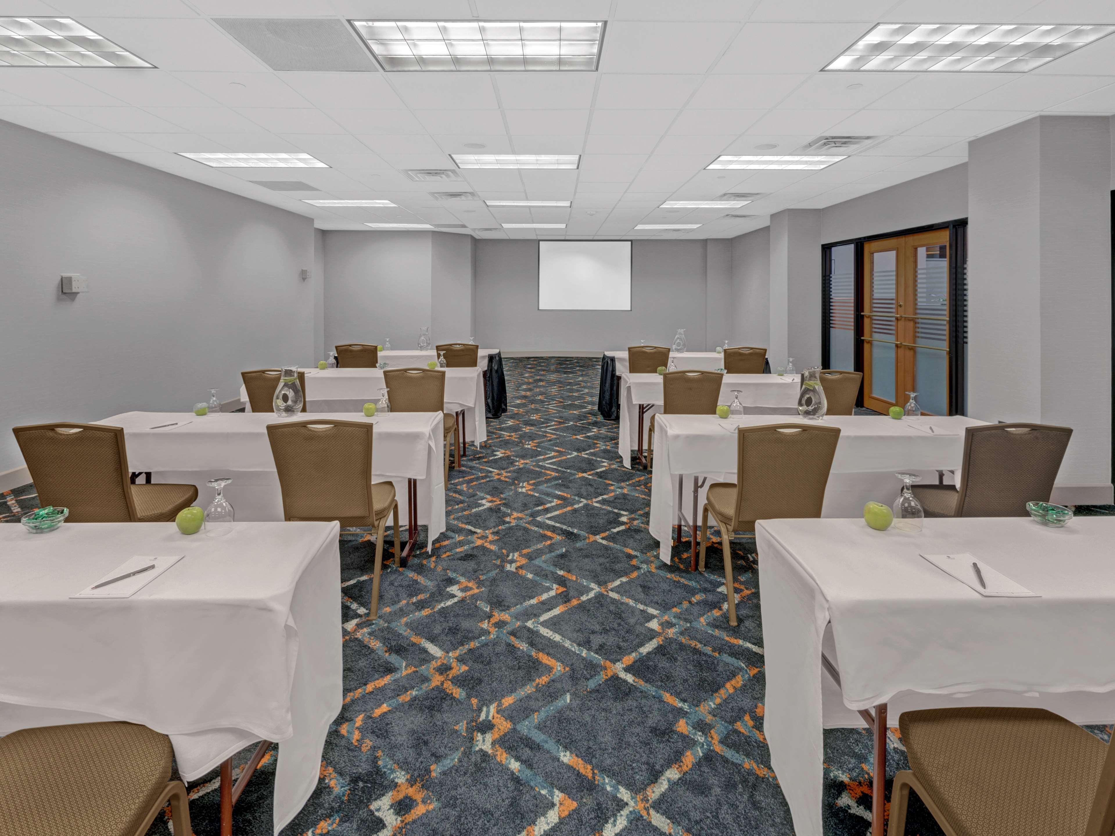 Embassy Suites By Hilton Oklahoma City Will Rogers Airport Buitenkant foto