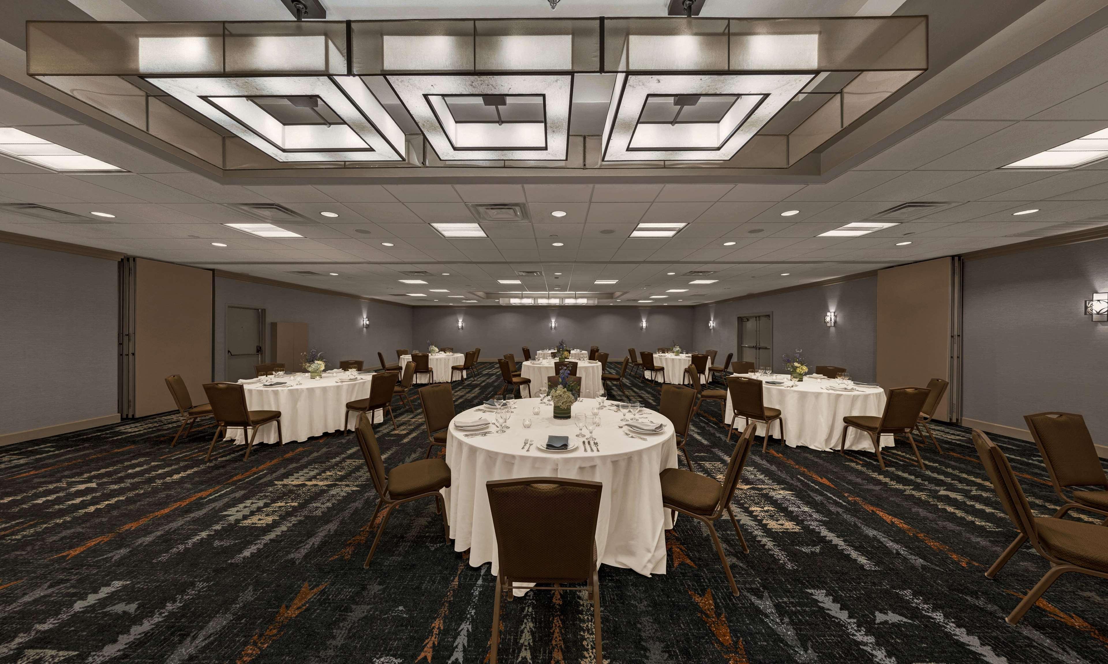 Embassy Suites By Hilton Oklahoma City Will Rogers Airport Buitenkant foto