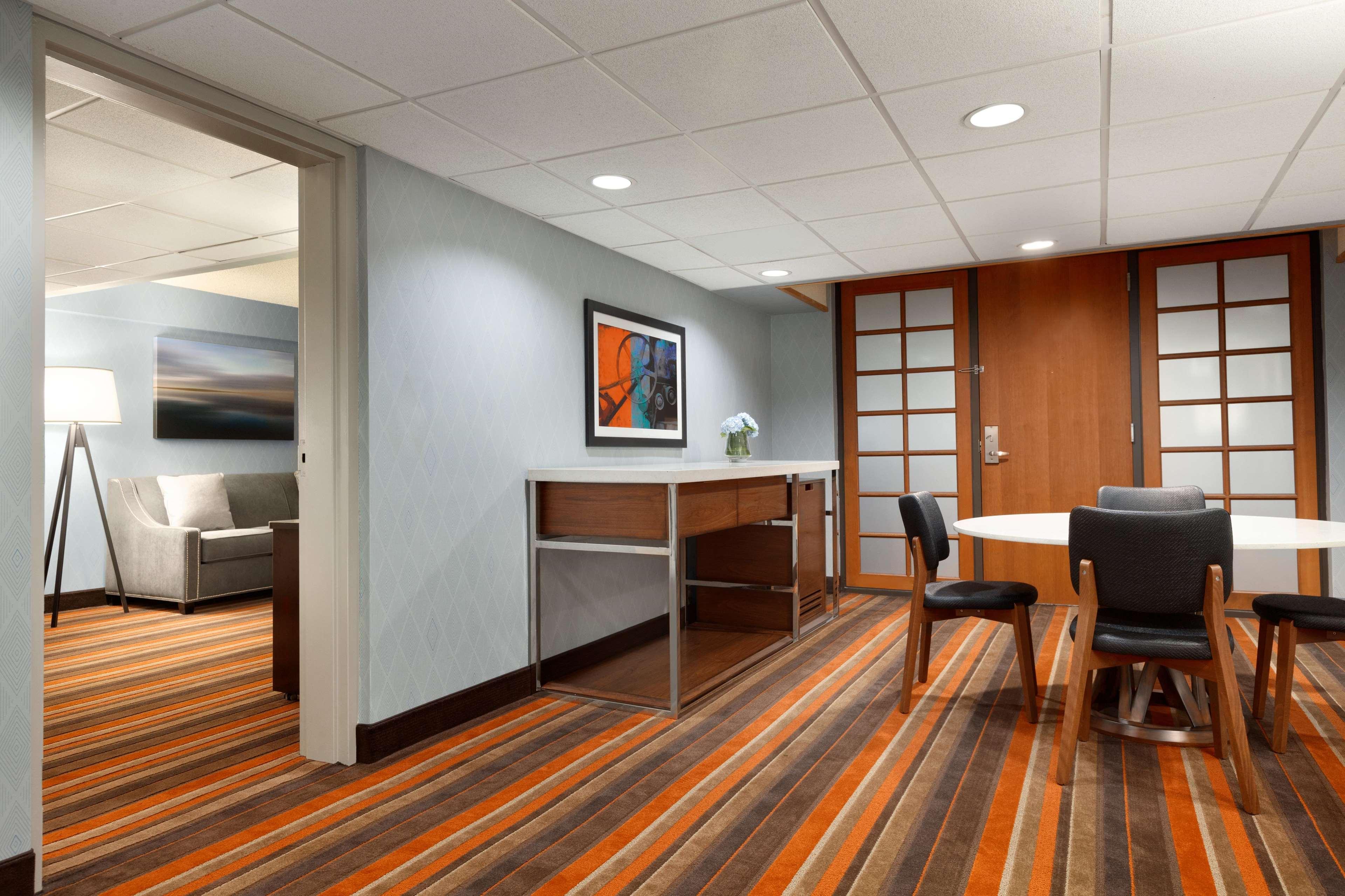 Embassy Suites By Hilton Oklahoma City Will Rogers Airport Buitenkant foto