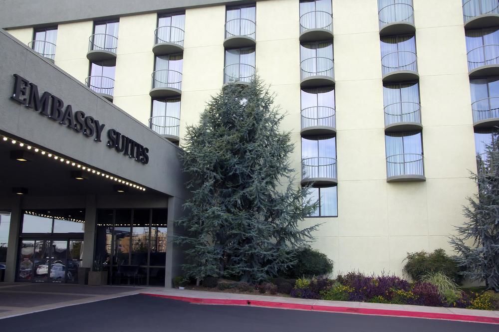 Embassy Suites By Hilton Oklahoma City Will Rogers Airport Buitenkant foto