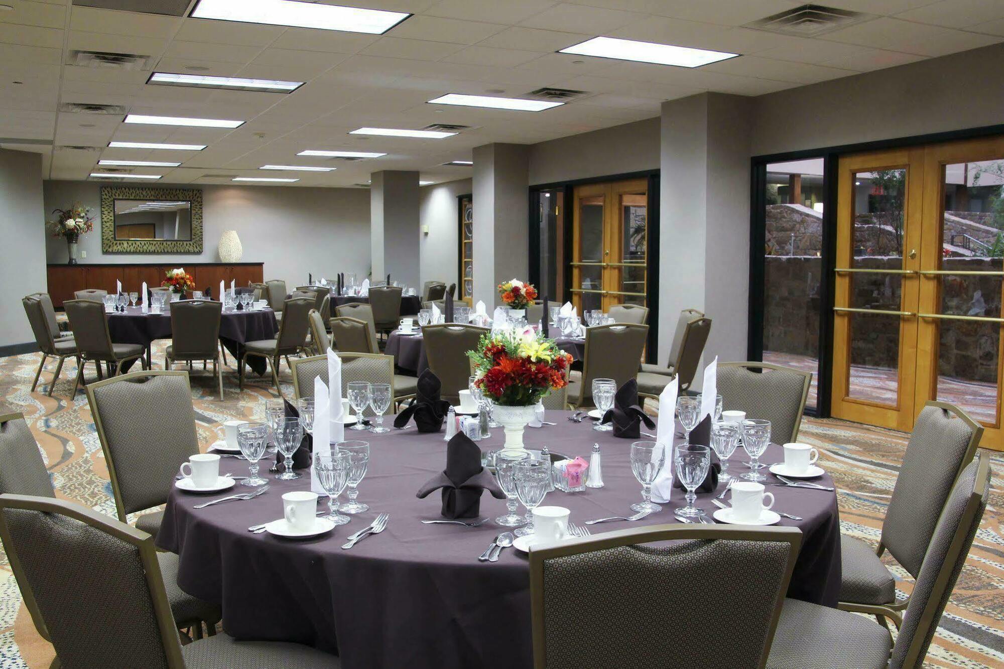 Embassy Suites By Hilton Oklahoma City Will Rogers Airport Buitenkant foto